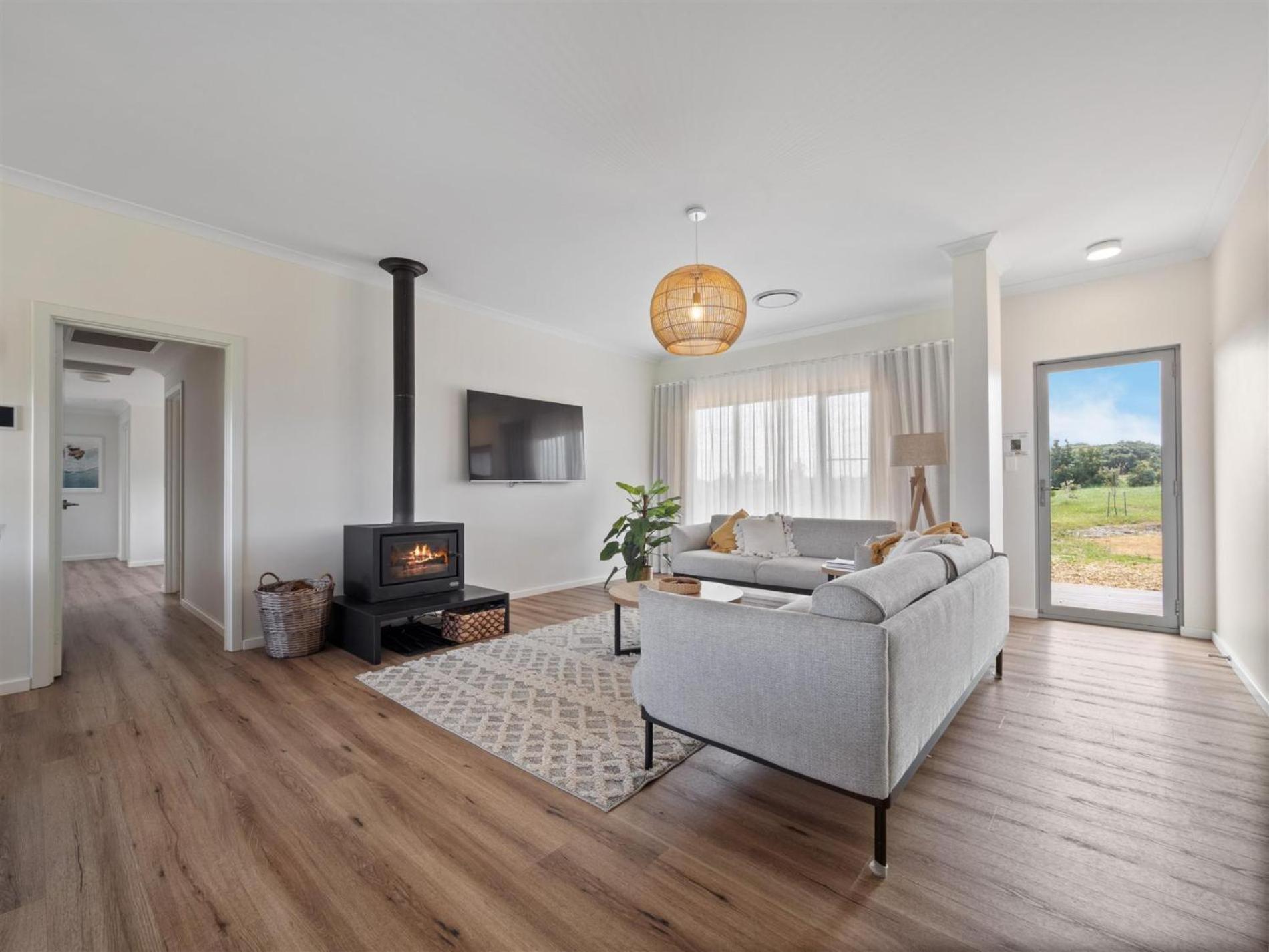 Cusmano Retreat - Contemporary Rural Holiday home
